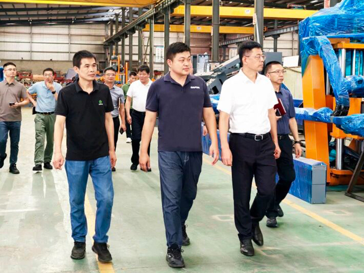 南(nán)安市長王連讚一行蒞臨色多多视频污機械調(diào)研(yán)考察